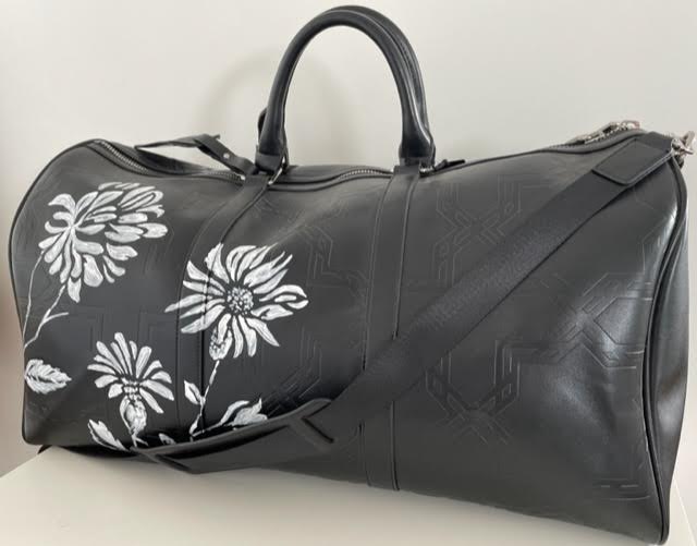 Rejsetaske glat pu læder med prægning og håndmalede blomster kr. 1250,-