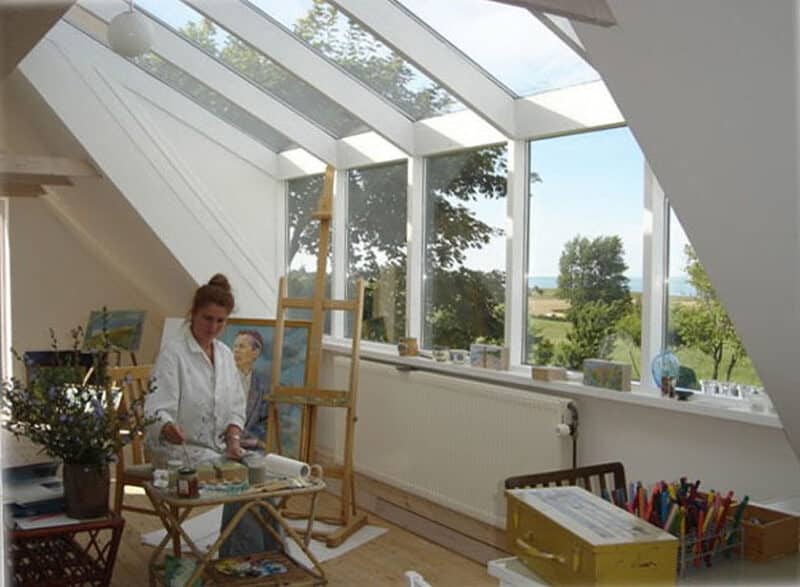 Susanne Mainsøe maler i atelieret Sj. Odde. Odsherred